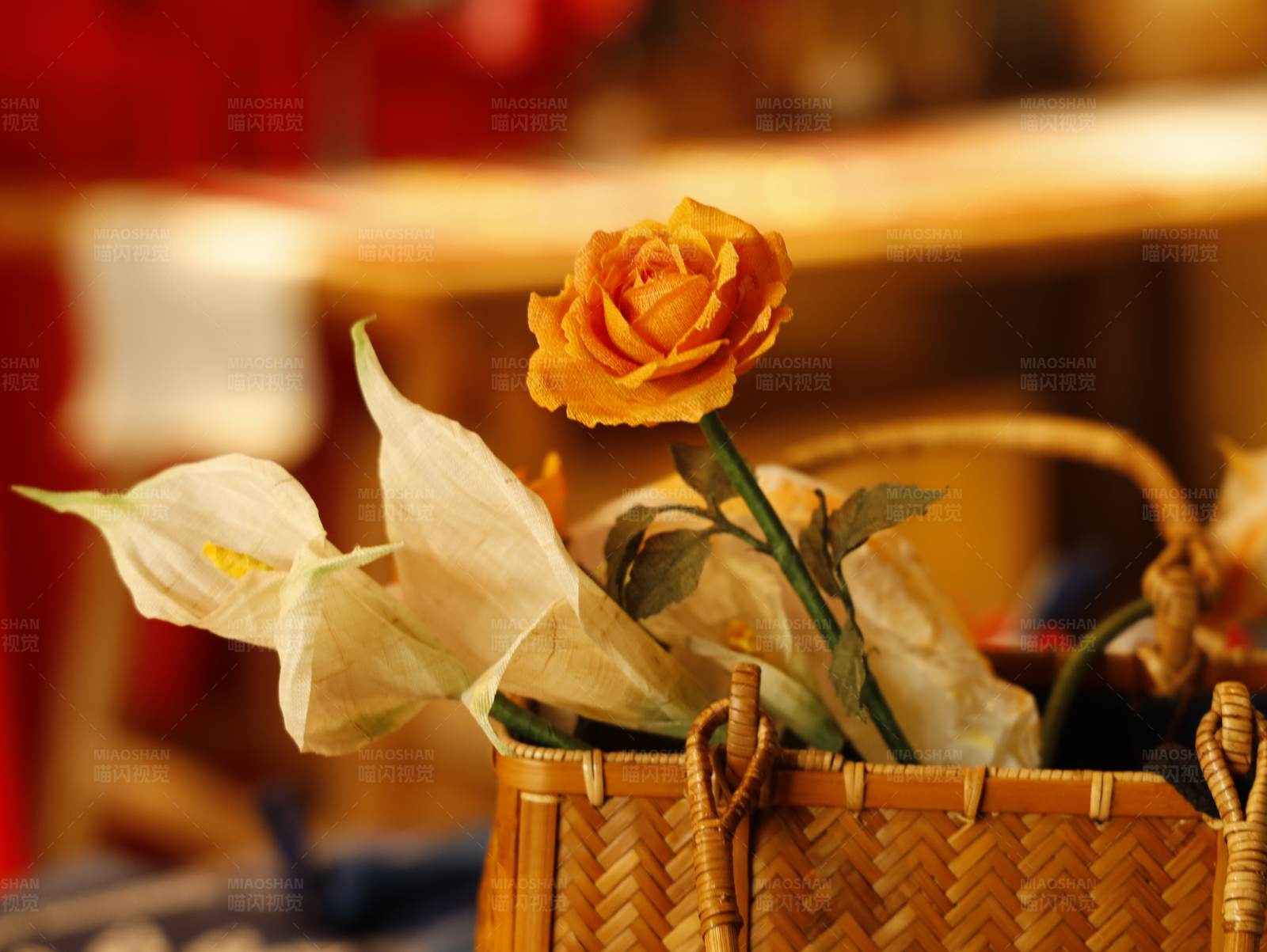 花篮中的橙色玫瑰图片