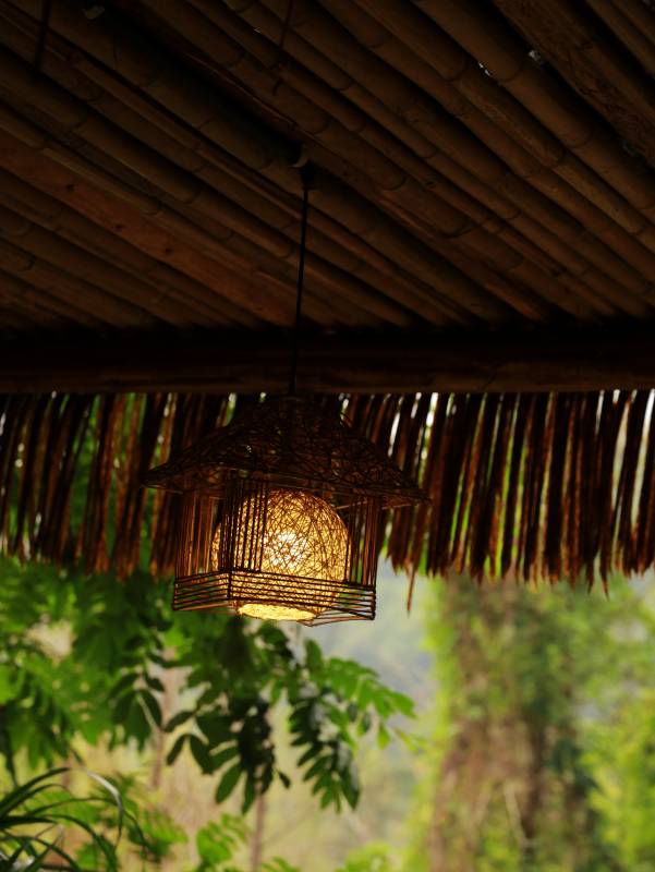 竹编灯笼与自然光图片