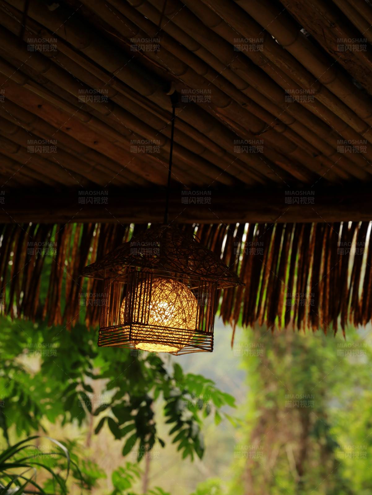 竹编灯笼与自然光图片