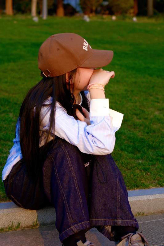 沉思的少女图片