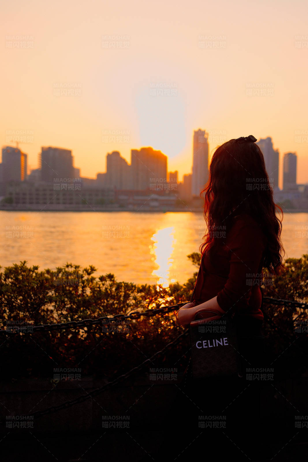 夕阳下的城市剪影图片