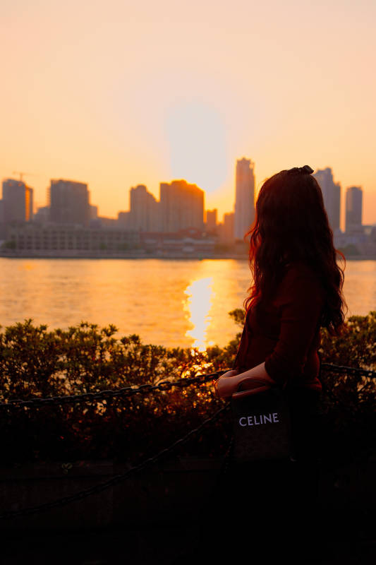 夕阳下的城市剪影图片