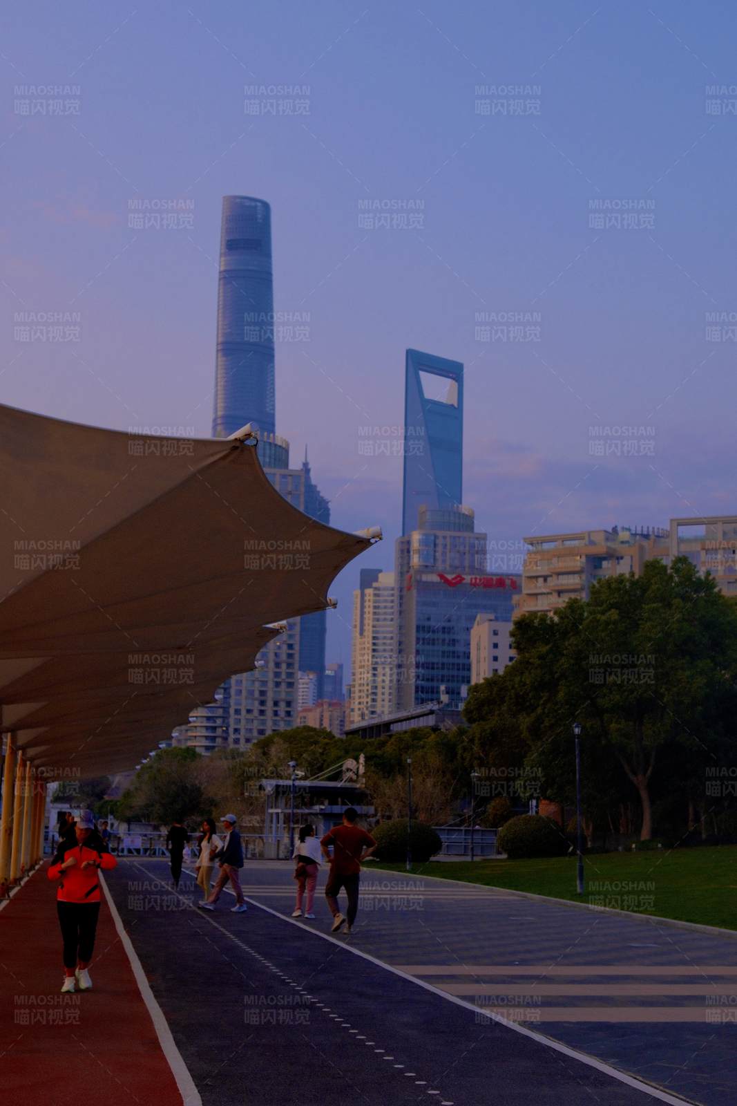 上海黄昏的健身步道图片