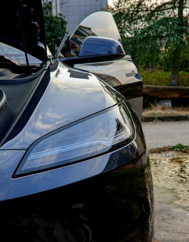 黑色轿车前灯特写图片