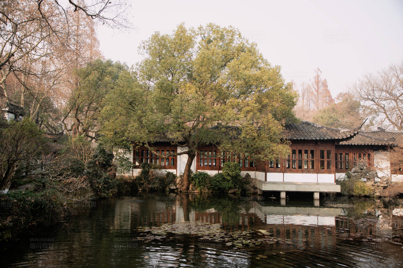 湖畔古建筑图片