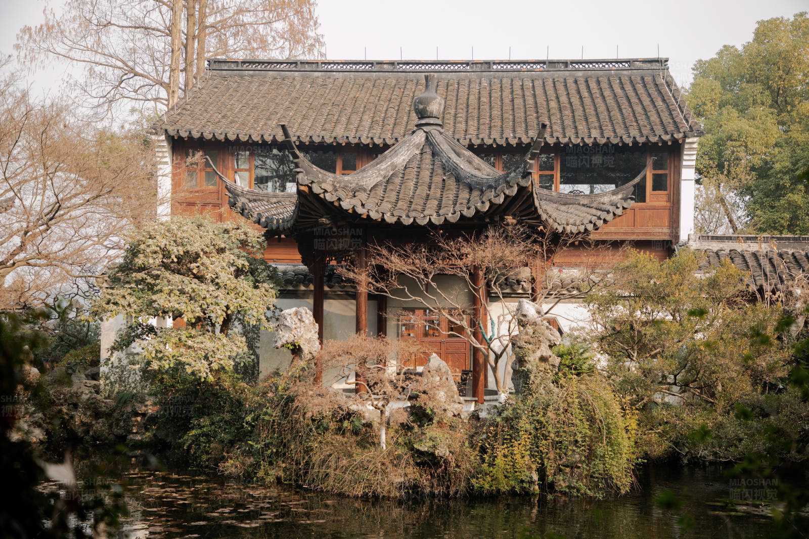 湖畔古建筑图片