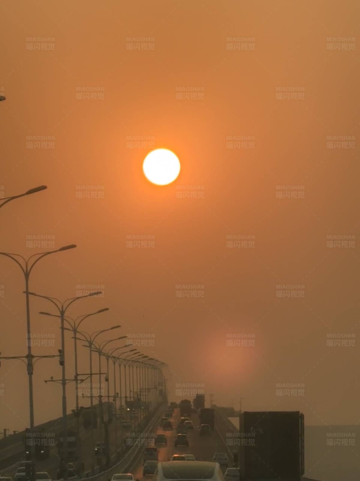 夕阳下的繁忙道路图片