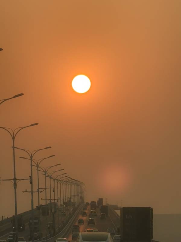 夕阳下的繁忙道路图片