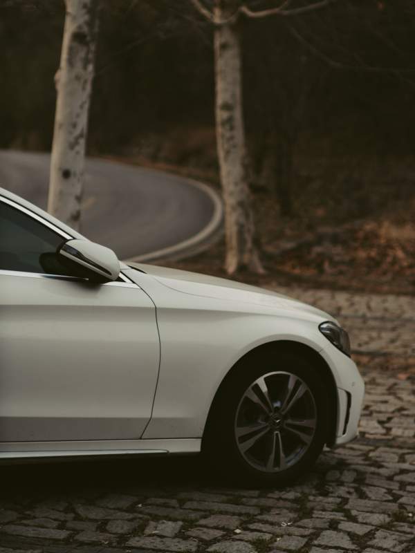 白色轿车在林间小路图片