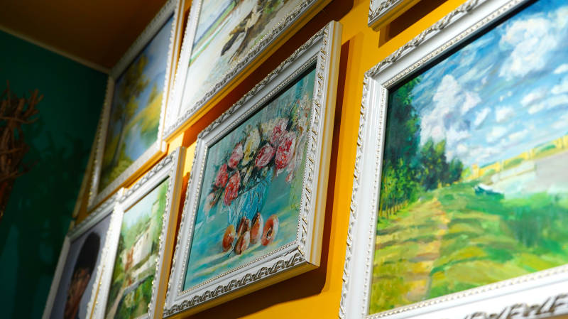 墙上的花卉与风景画图片