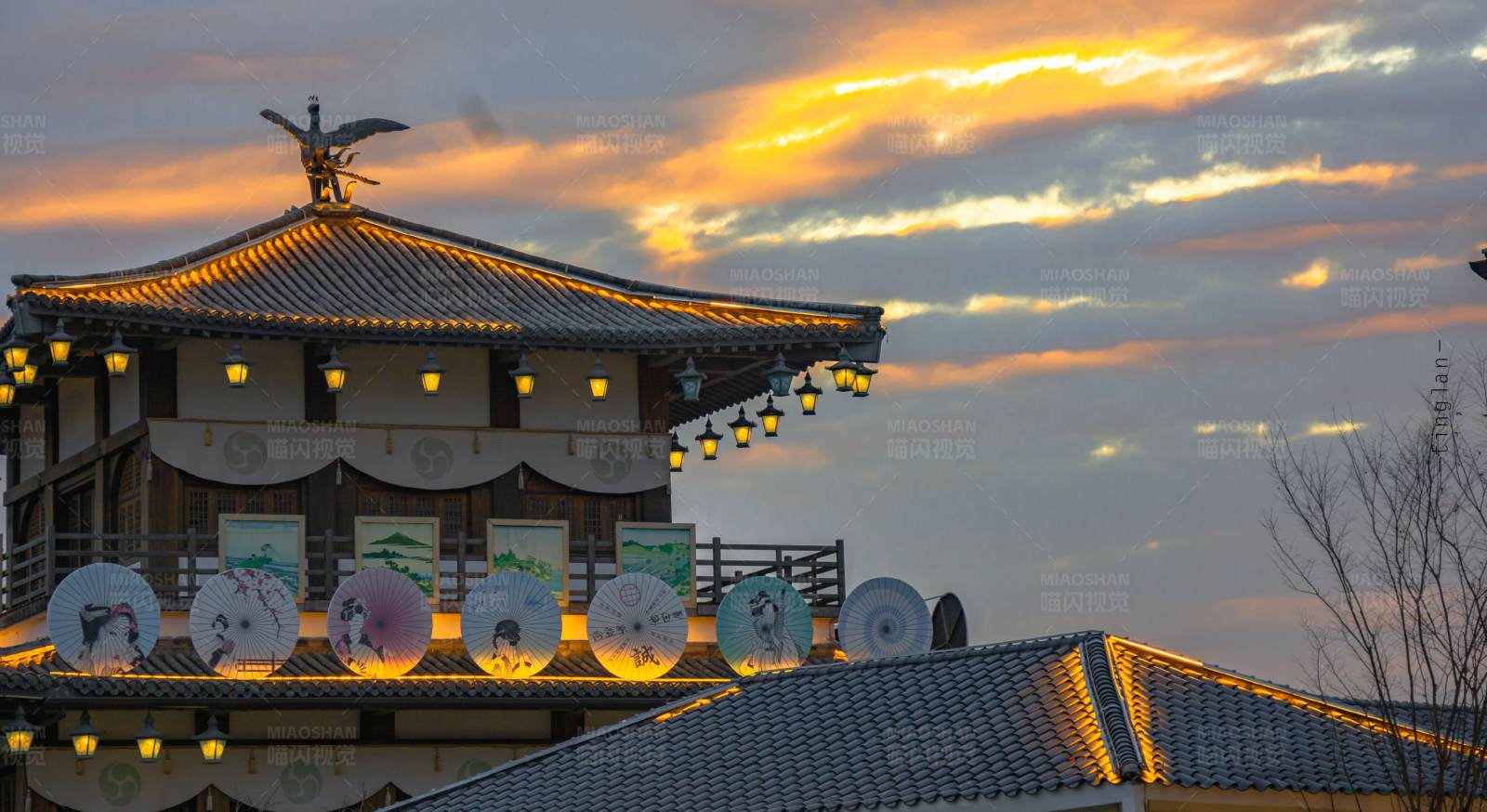 夕阳下的古建筑图片