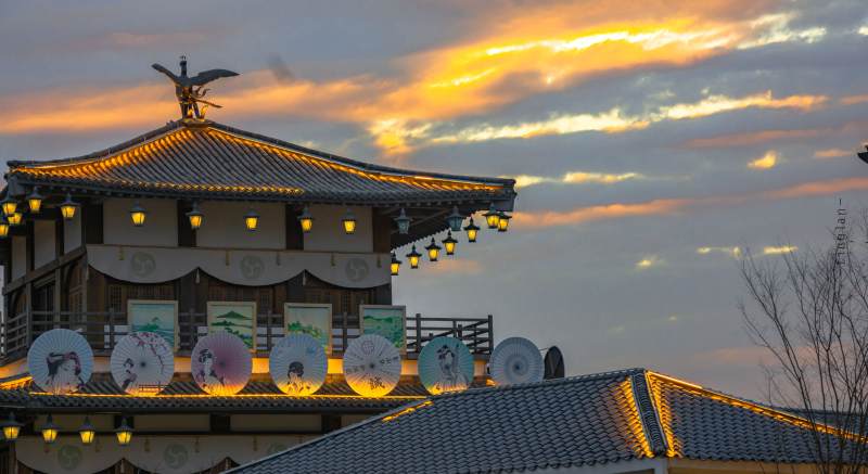 夕阳下的古建筑图片