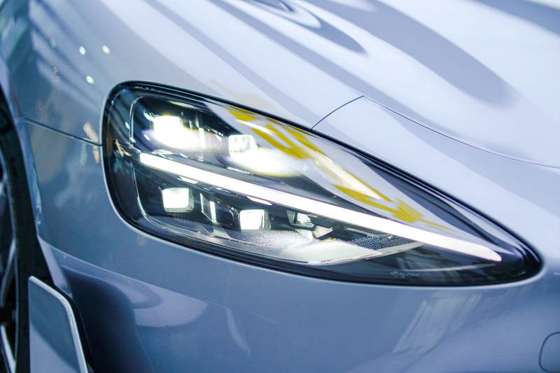 豪华车前灯特写图片