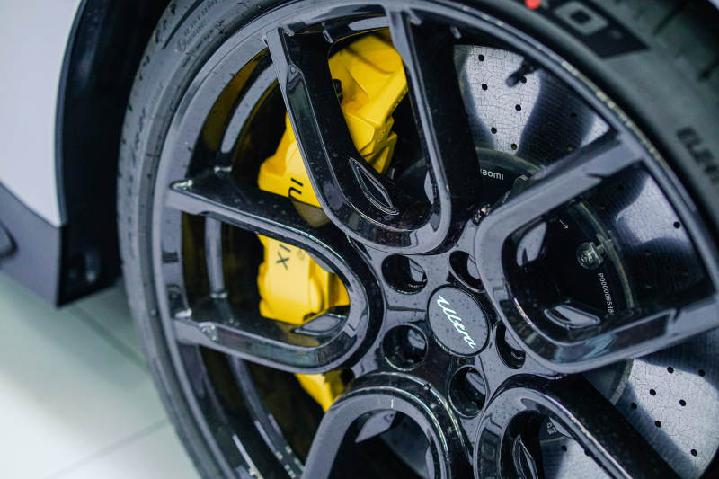 黄色刹车卡钳的轮毂图片