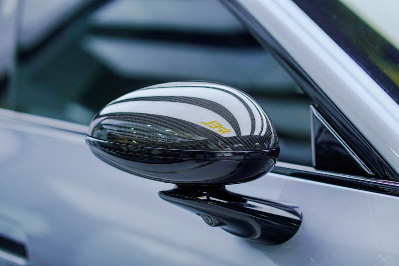 碳纤维后视镜特写图片
