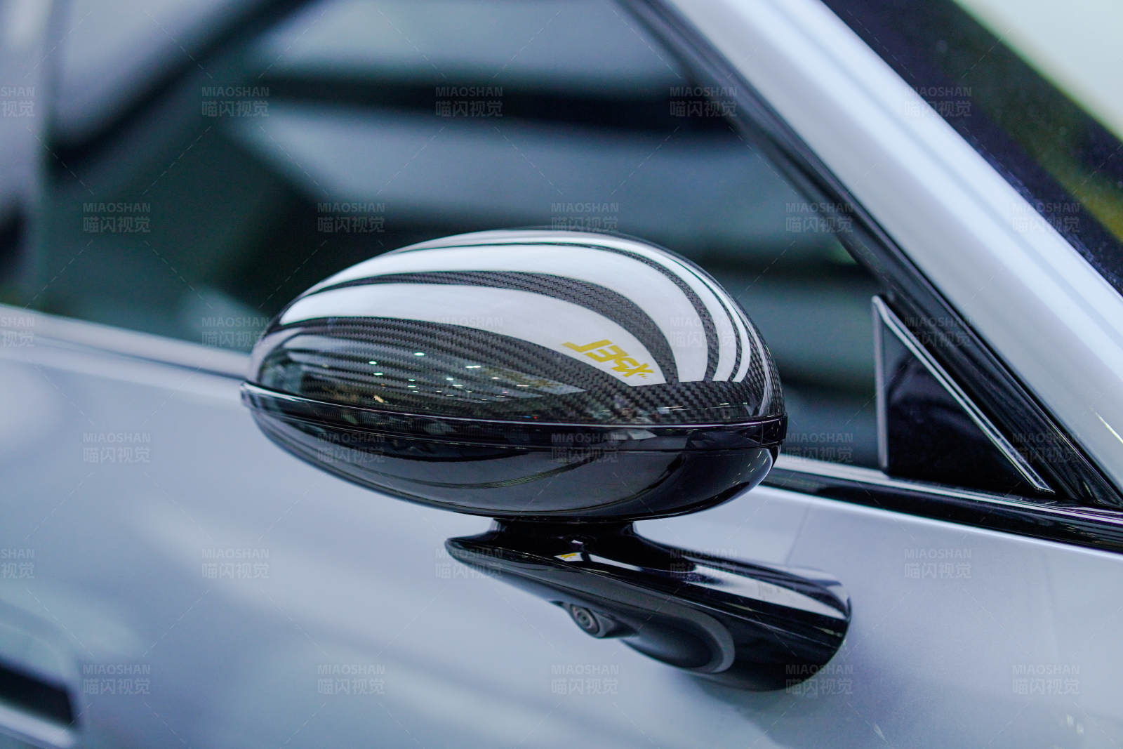 碳纤维后视镜特写图片