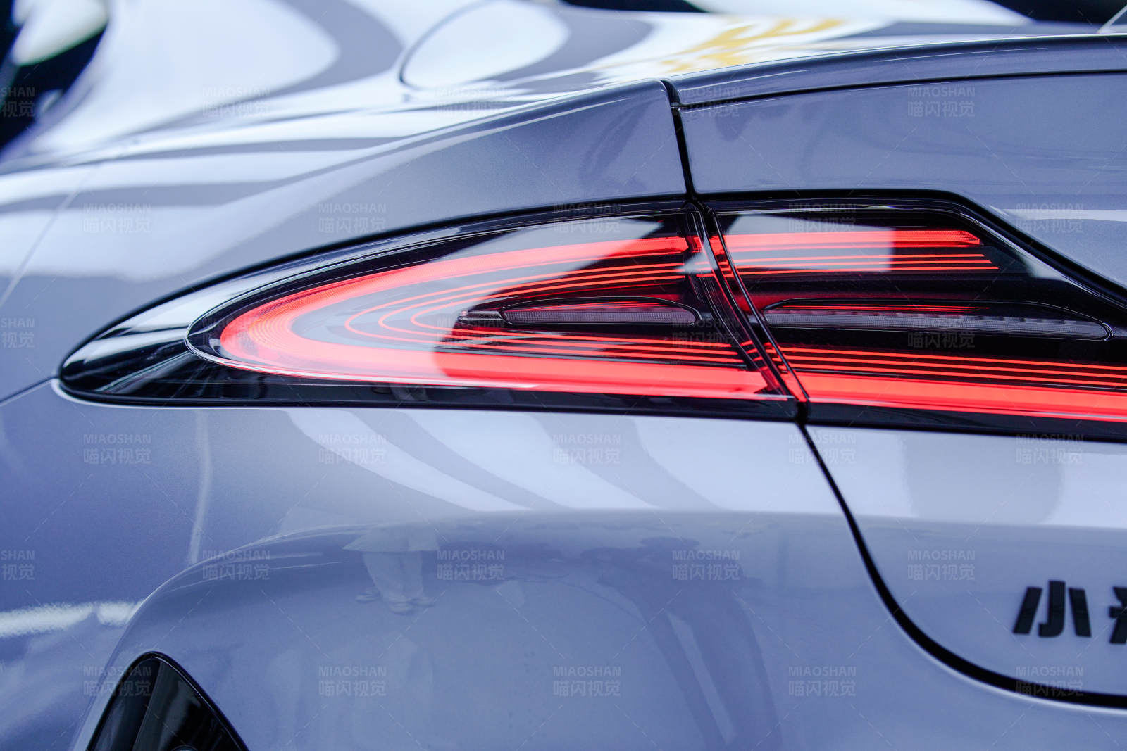 现代汽车尾灯特写图片