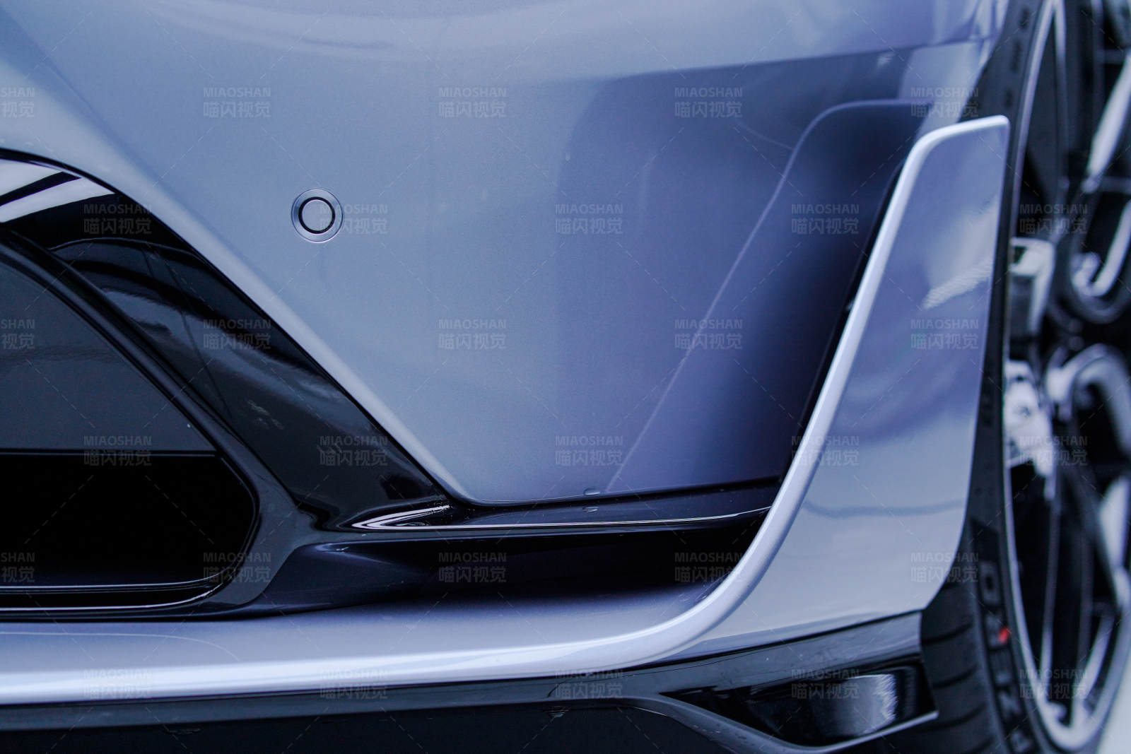 豪华跑车前保险杠特写图片