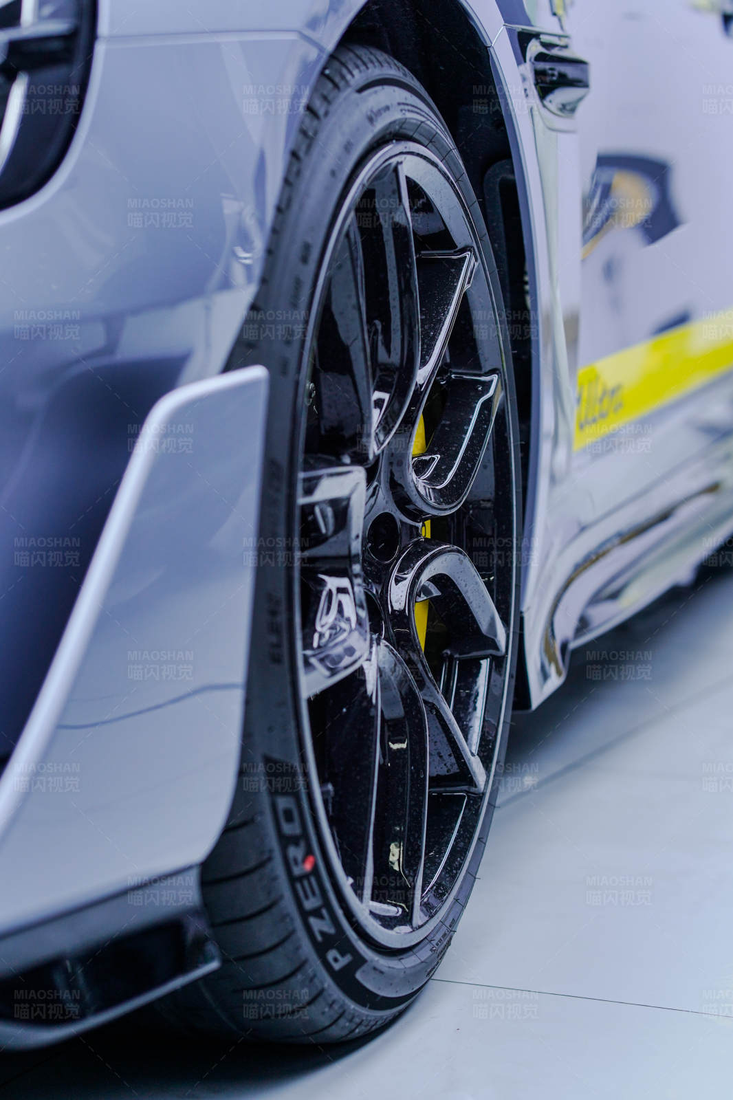 高性能跑车轮胎特写图片
