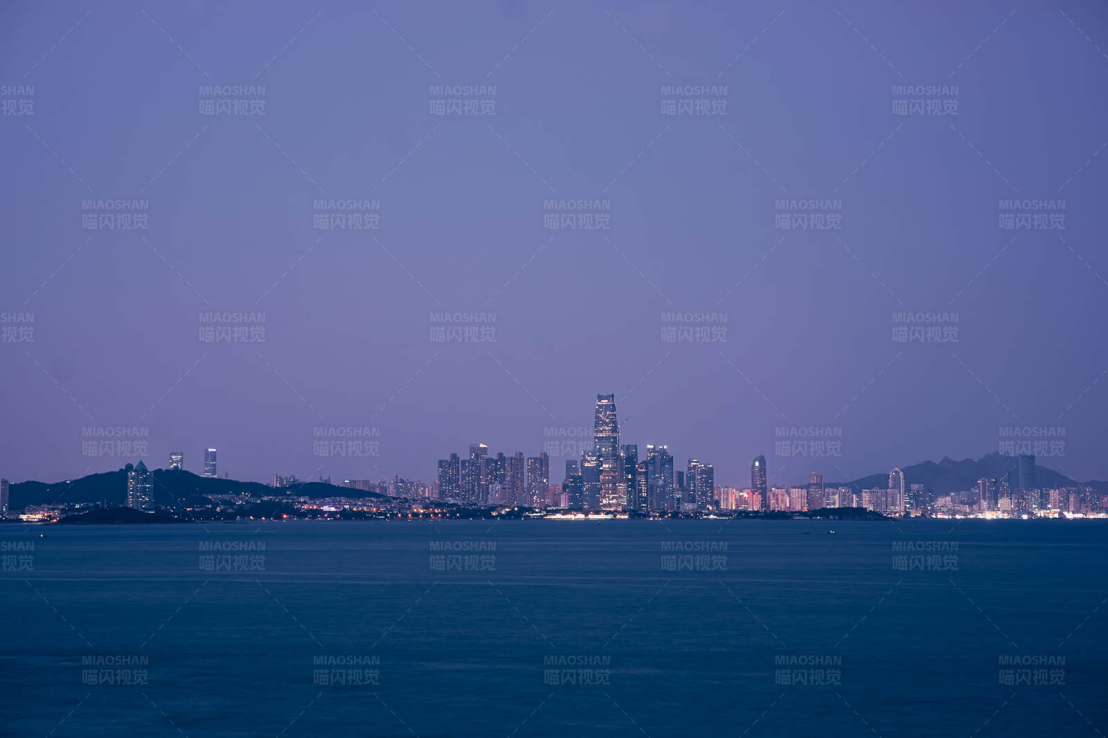 夜幕下的城市天际线图片