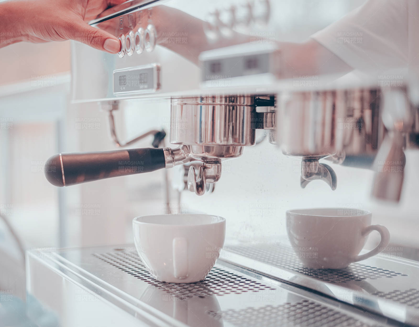 咖啡机煮咖啡图片