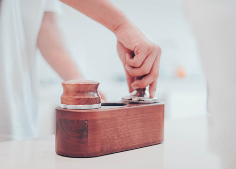 手握木质相机拍摄图片