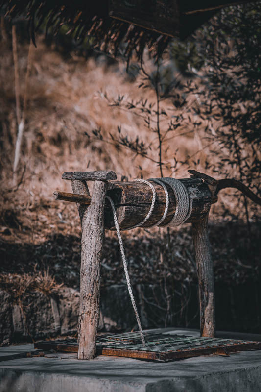 古井绳索汲水装置图片