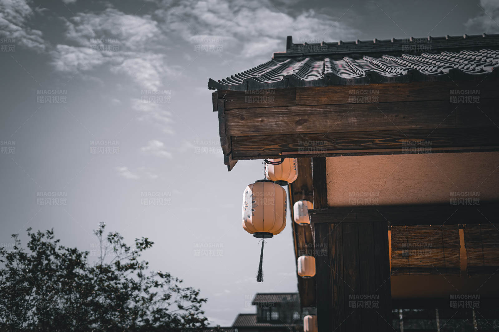 古寺灯笼映晚霞图片