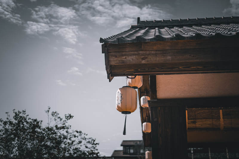 古寺灯笼映晚霞图片