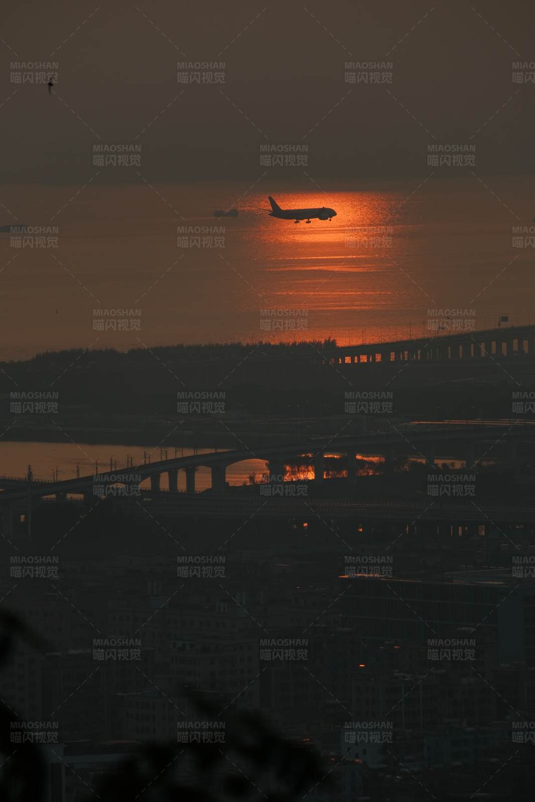 夕阳下的飞机与桥梁图片