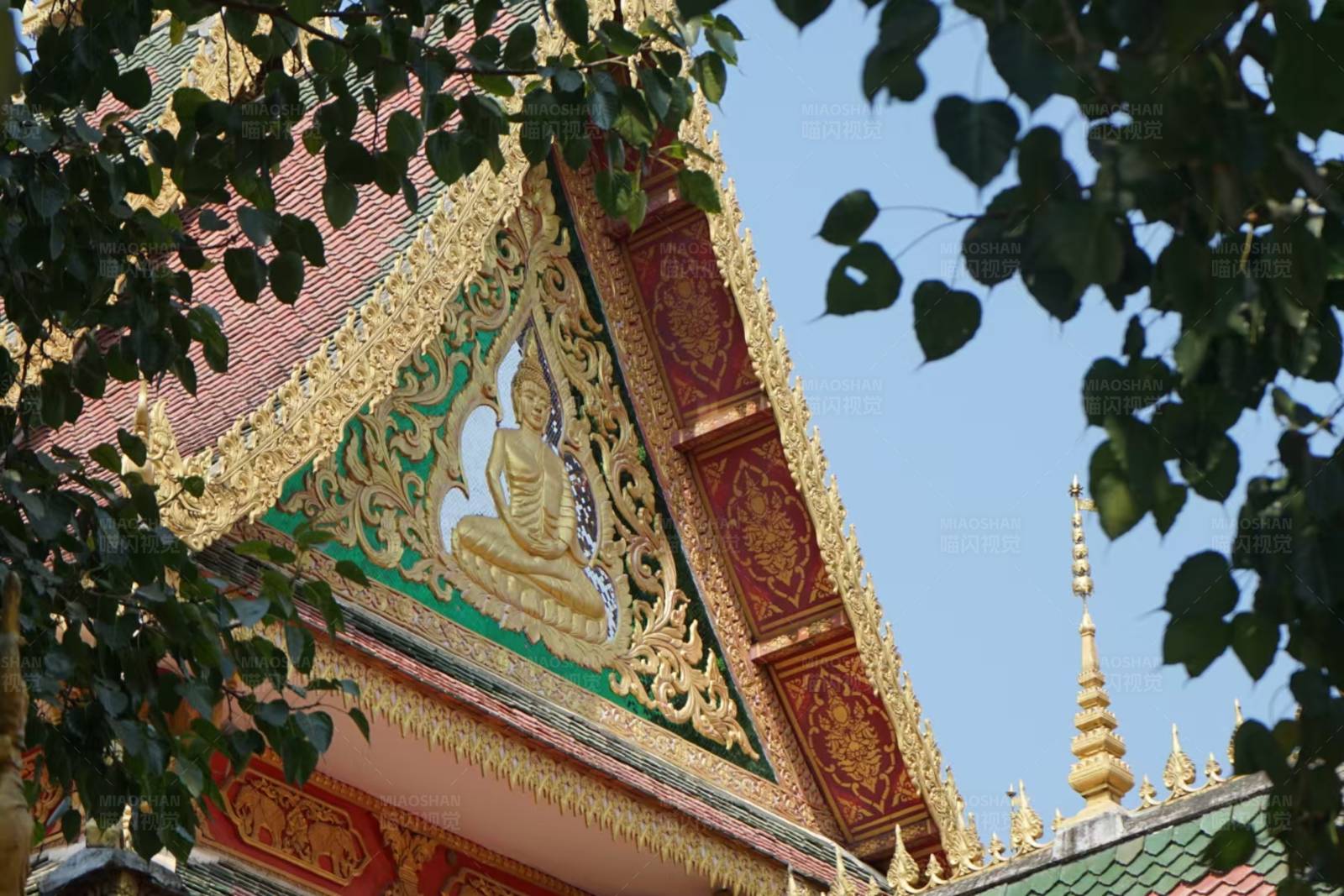 佛寺屋顶与金塔图片