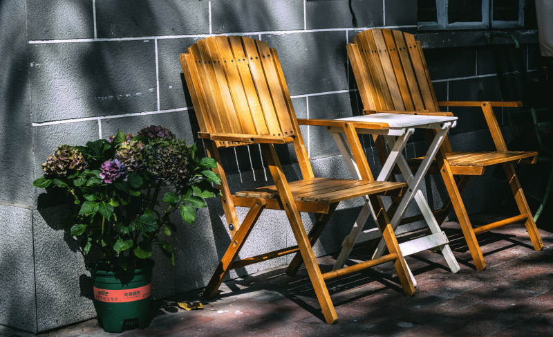 阳光下的两把椅子图片