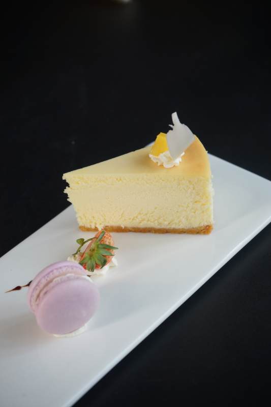 芝士蛋糕与马卡龙的甜蜜图片