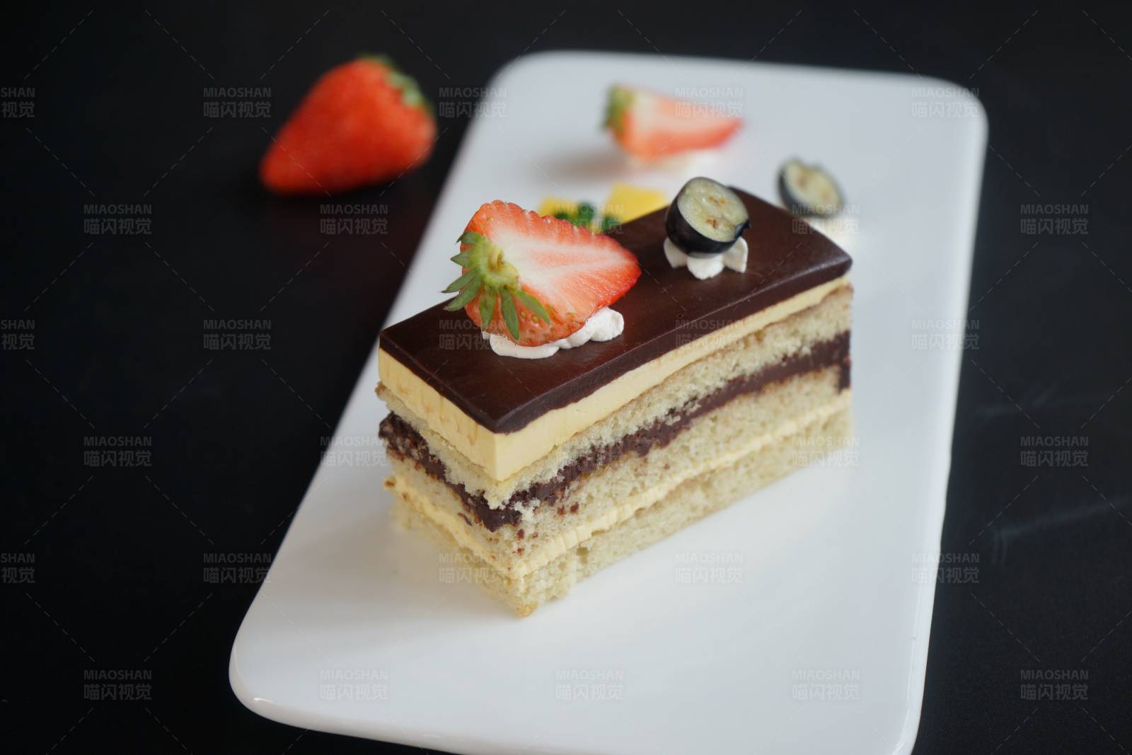 巧克力草莓蛋糕片图片