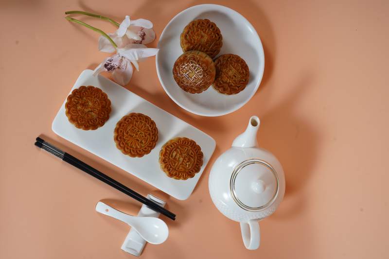 月饼茶具摆设图片