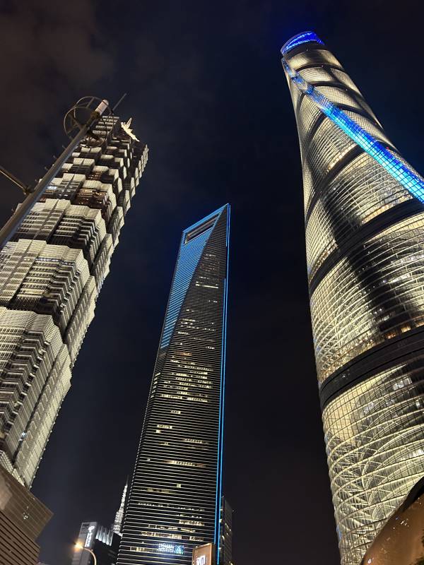 上海夜景三座高楼图片