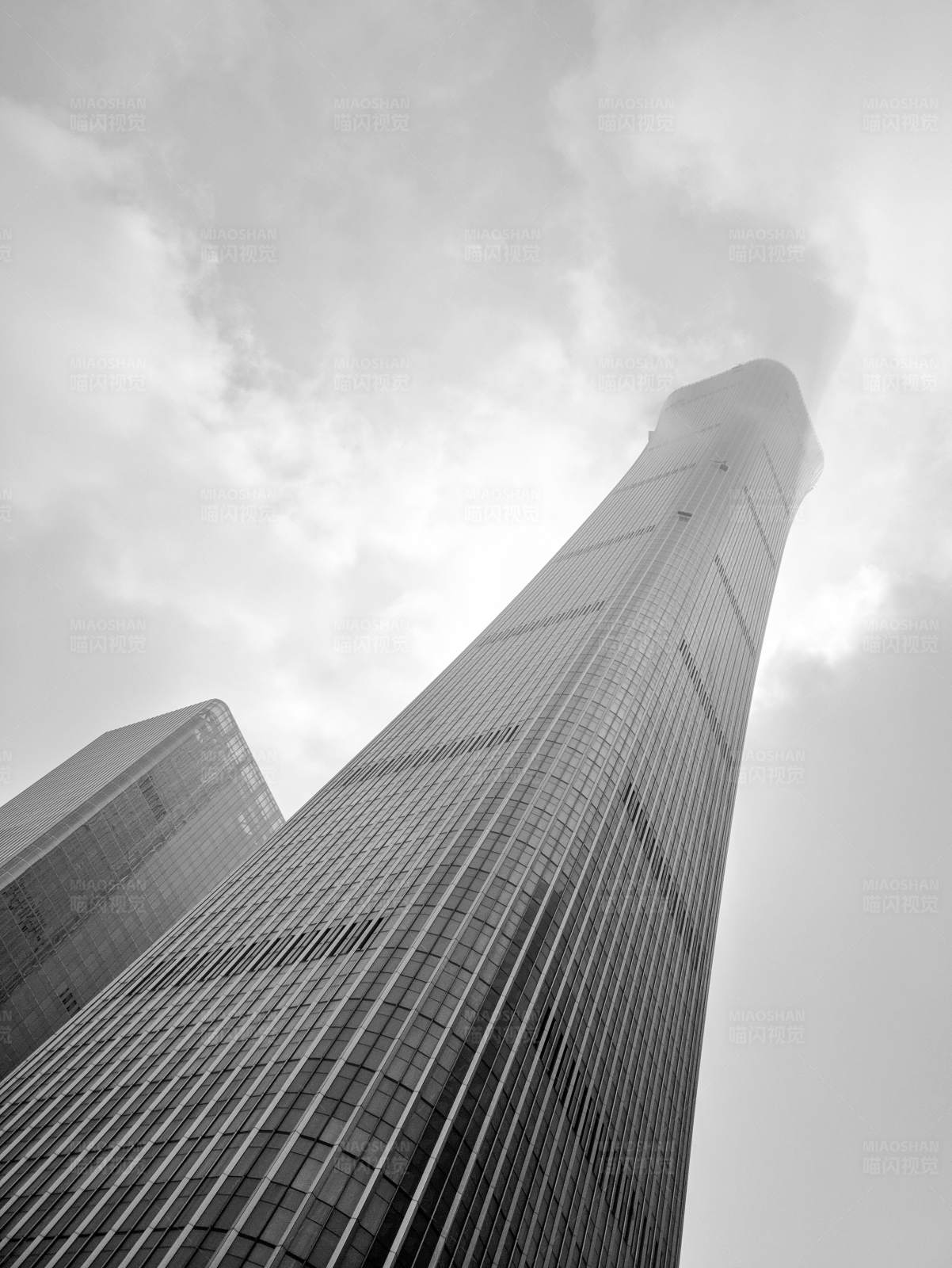 摩天大楼直入云霄图片