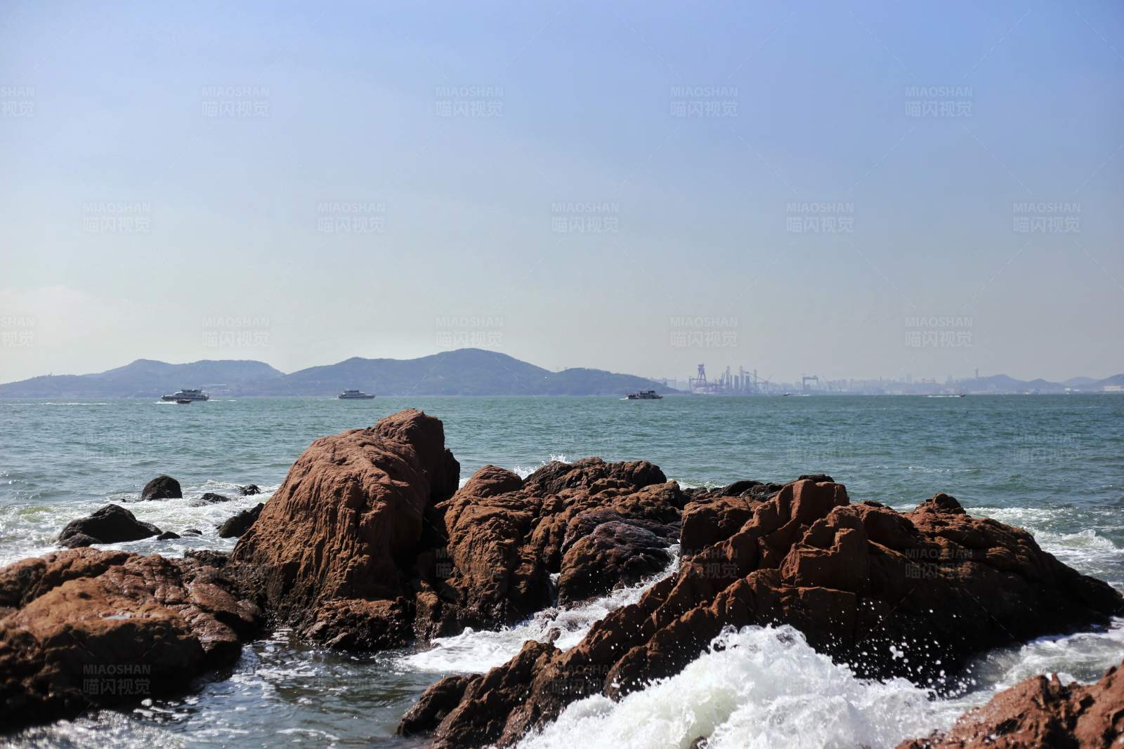 海浪拍打礁石图片