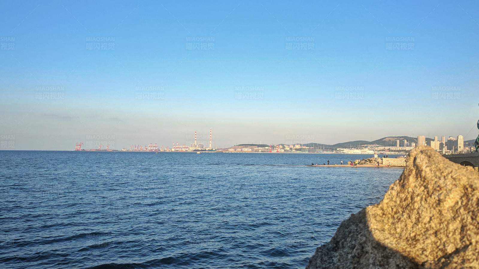 海滨城市远眺图片