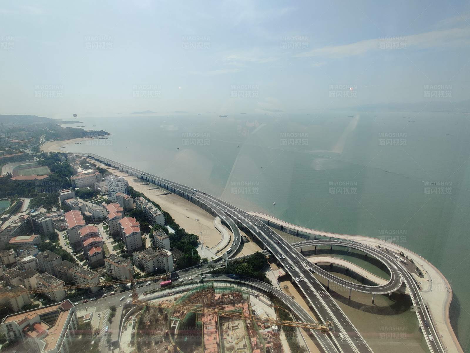 海陆交汇的交通枢纽图片