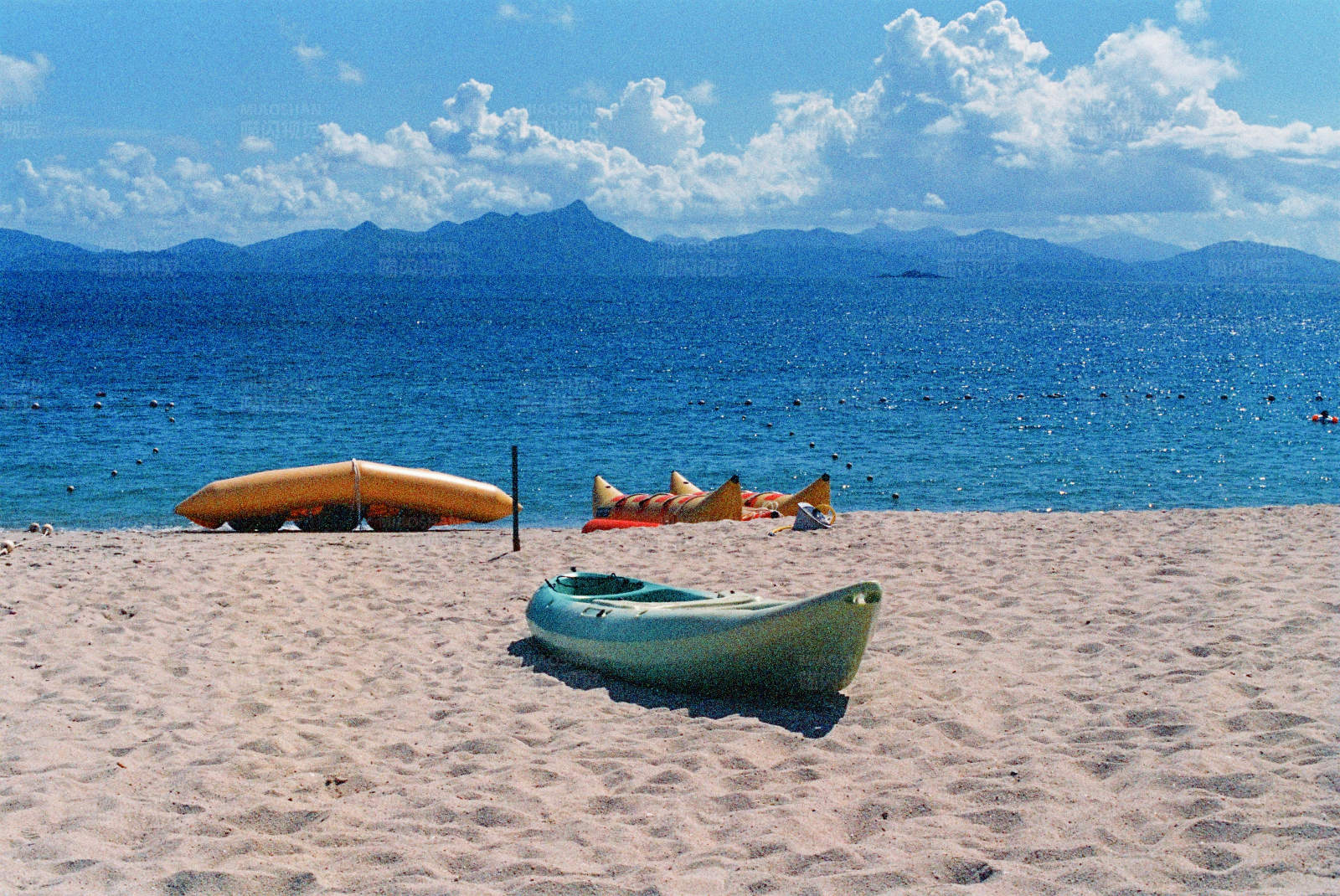 沙滩上的独木舟图片