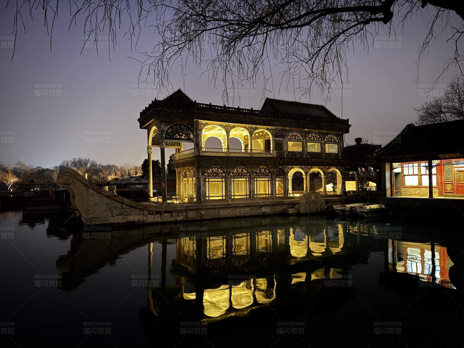 夜色中的古典水榭图片