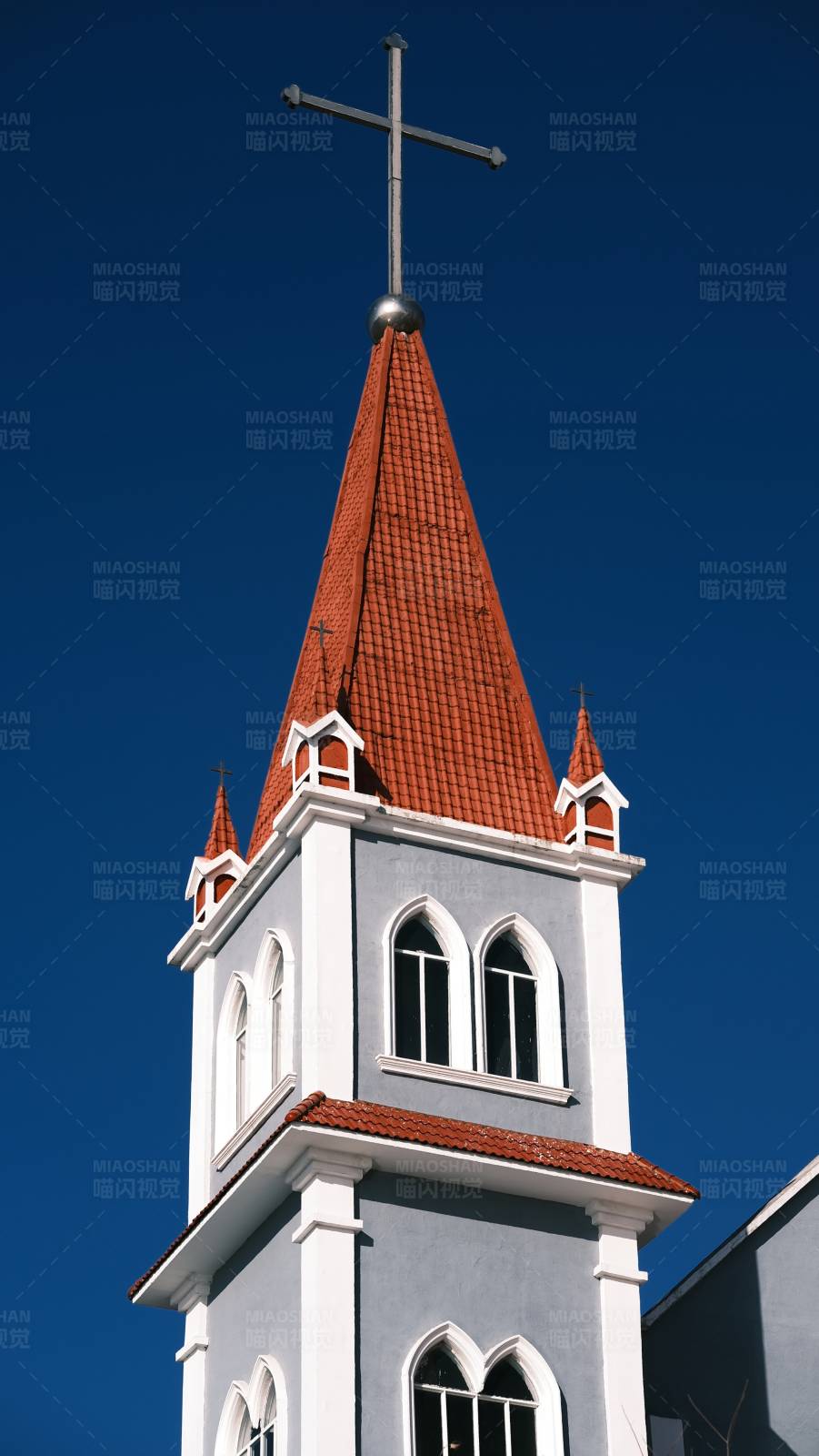 教堂尖塔与蓝天图片