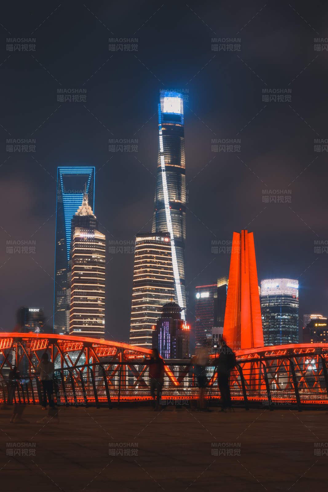 夜色中的城市天际线图片