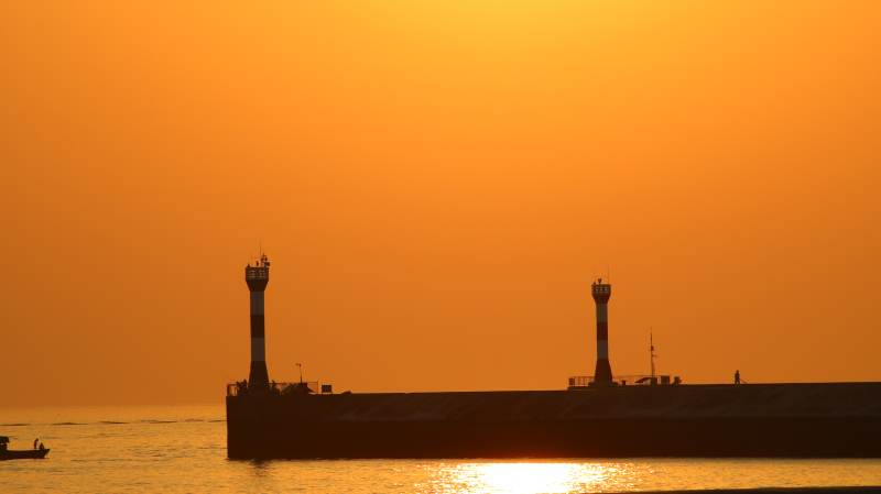 夕阳下的码头剪影图片