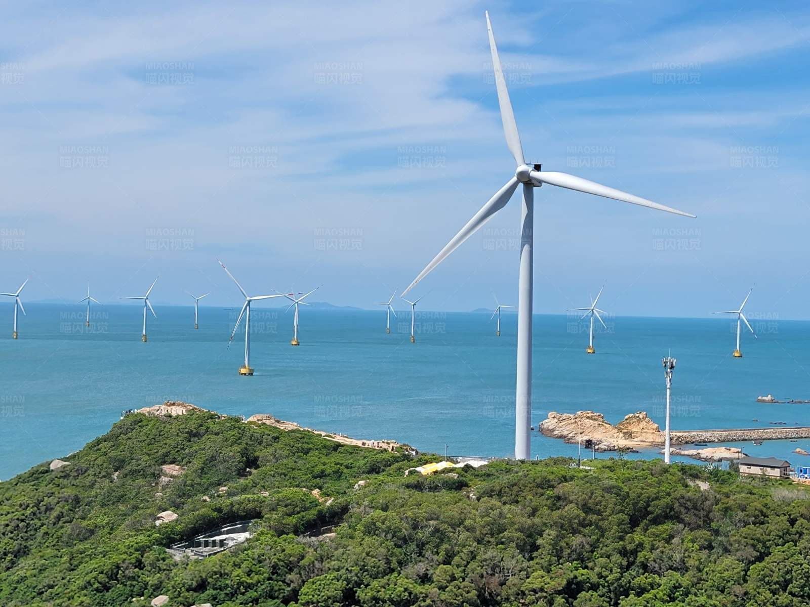 海上风电场与绿岛图片