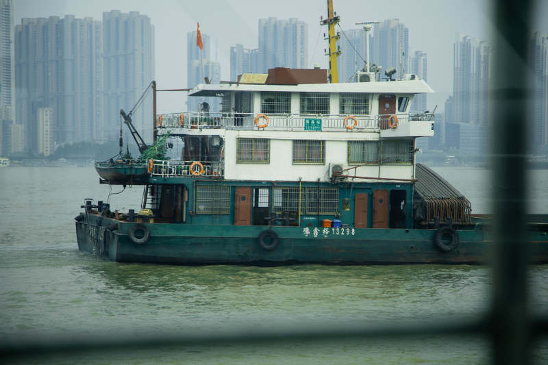 江上作业船图片