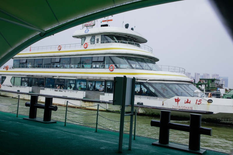 停靠码头的白色渡轮图片