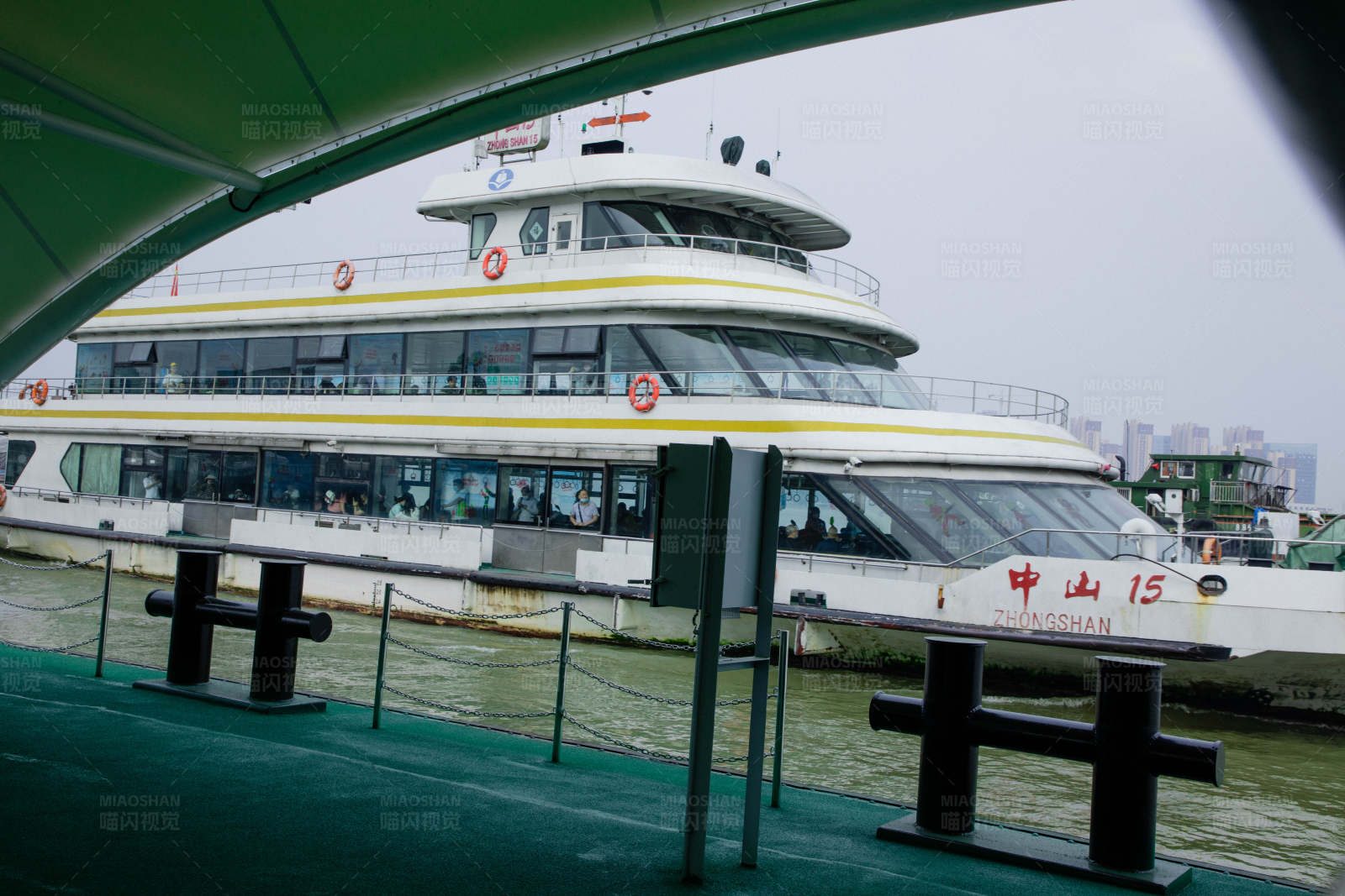 停靠码头的白色渡轮图片