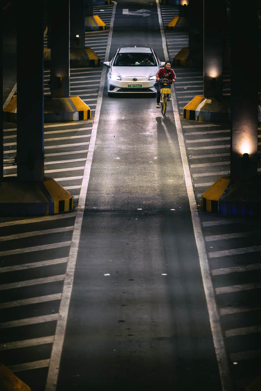 夜行者 单车与车的交错图片